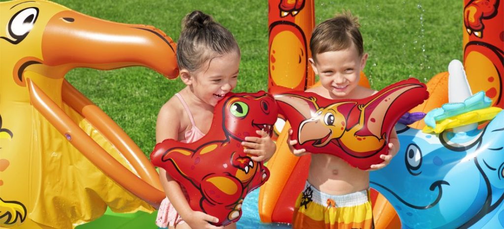As melhores piscinas infantis e jogos insufláveis para desfrutar do verão com crianças
